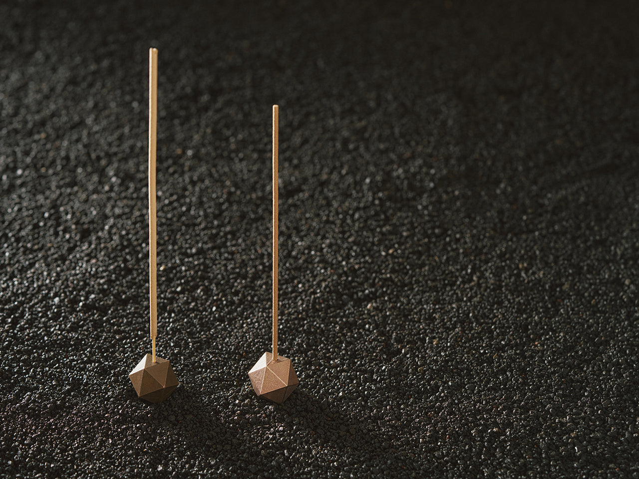 Oya Incense Set《大谷石の香皿とブロンズ製の香立て》 – konoki